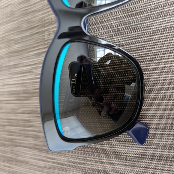 DIOR Graphic Collection, Like New - Picture 10 of 12